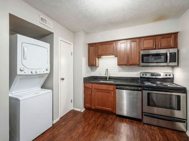 Building Photo - 1393 Summit St