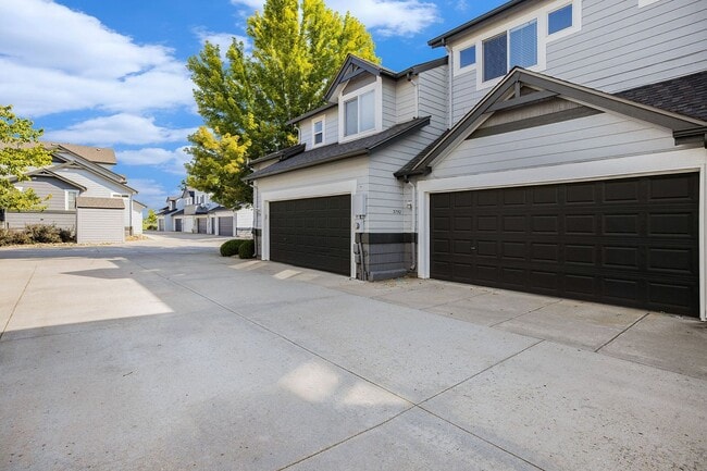 Building Photo - 2 bedroom, 3 bath townhome is now available. *5 MONTH LEASE WITH OPTION TO RENEW FOR 12*