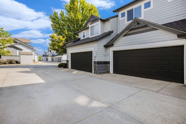 Foto del edificio - 2 bedroom, 3 bath townhome is now available. *5 MONTH LEASE WITH OPTION TO RENEW FOR 12*