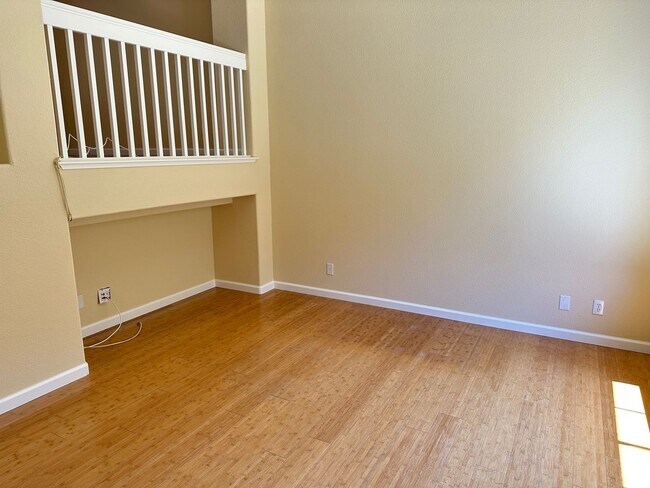 Building Photo - Fresh and Bright 3 Bed 2.5 Bath Evergreen ...