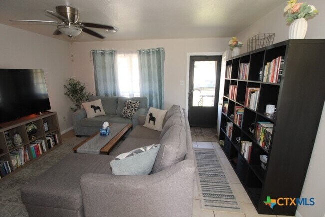 Foto del edificio - 2706 Live Oak Dr