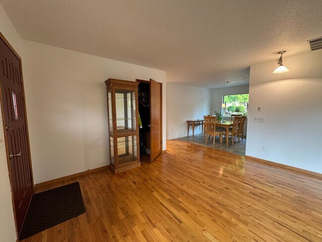 Foto del edificio - 3-Bed 1.5-Bath with Huge Fenced Backyard -...