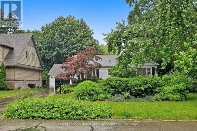 Building Photo - 925 Kingsway Dr