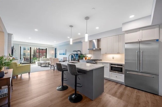 Building Photo - 765 E 3rd St