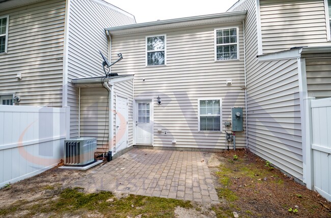 Building Photo - Charming 3-Bedroom, 2.5 Bath Townhome Comi...