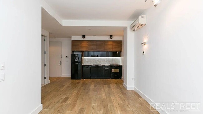 Building Photo - Modern 2 bedroom - Awesome design and architecture.