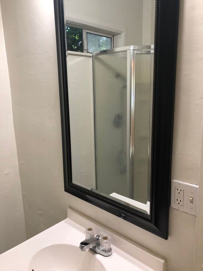 Foto del edificio - 2 Bedroom, 1 Bathroom Home with Detached G...