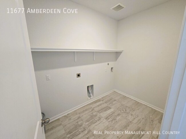 Building Photo - Spacious Far West Side Home with Easy Access!