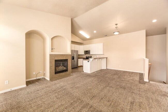 Building Photo - Beautiful Townhouse in Great Location!
