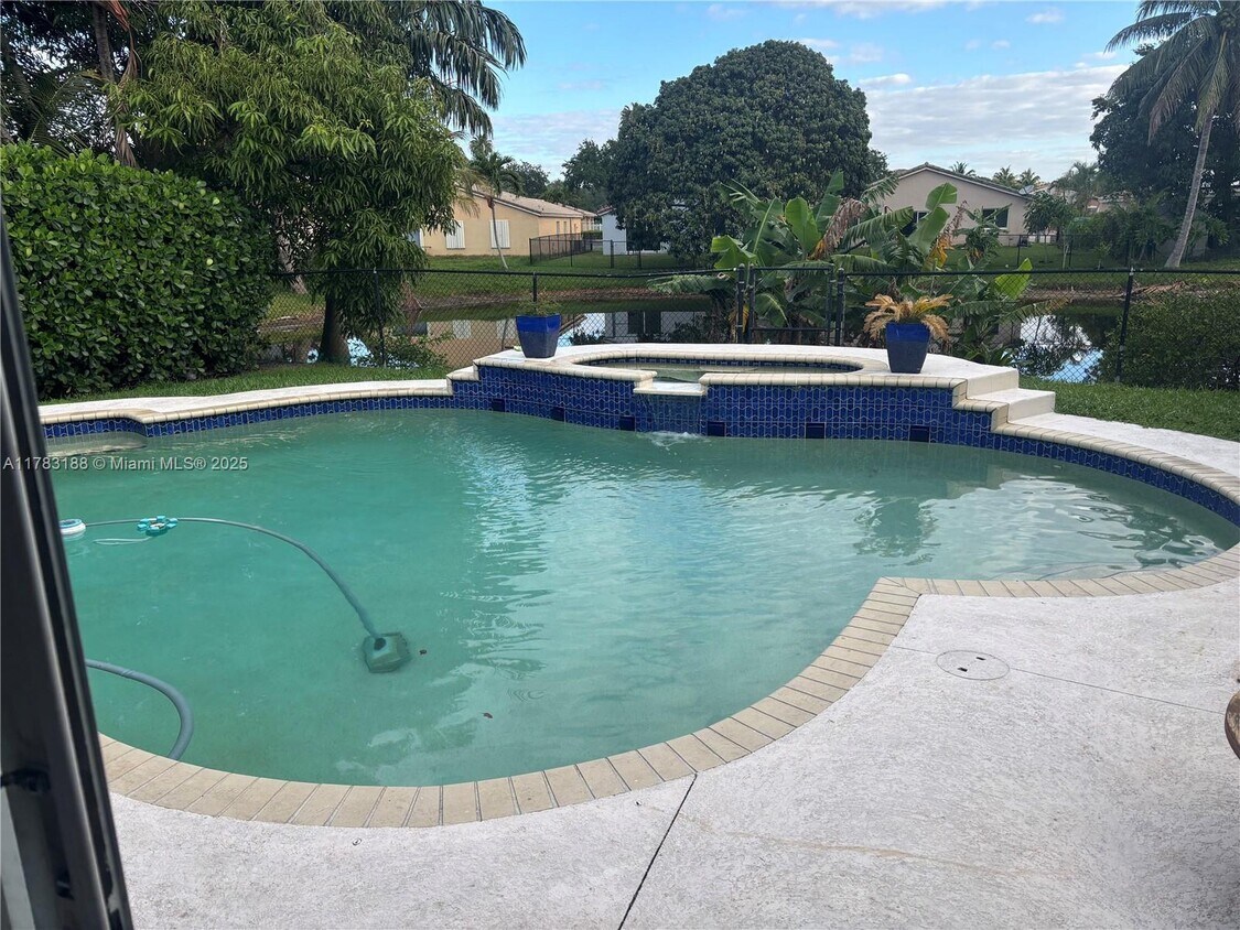 Foto principal - 10265 SW 24th Ct
