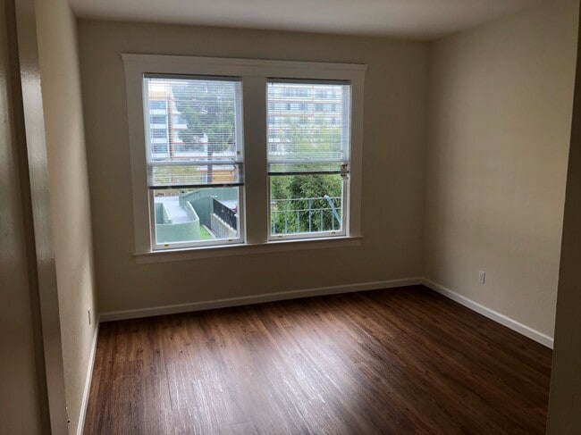 Building Photo - Beautifully Remodeled! One Bedroom**Alamo ...