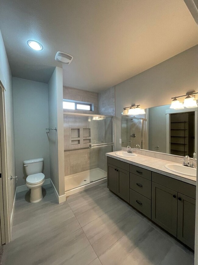 Building Photo - Beautiful Home with lots of upgrades
