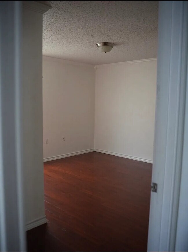 Building Photo - Room in Single Family Home on Jenny Dale Dr