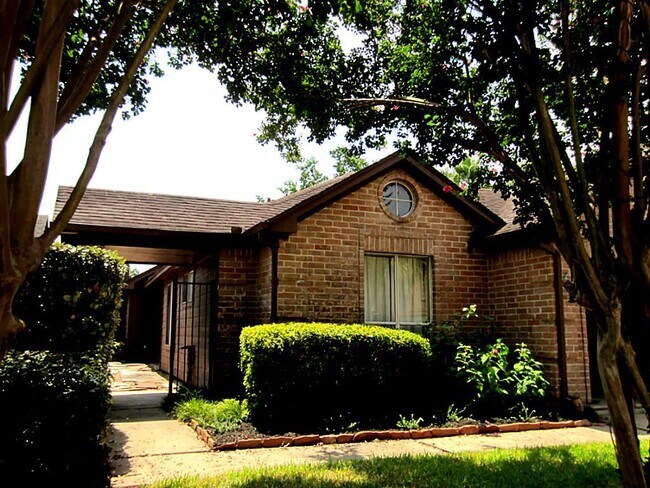 Foto del edificio - 16011 Hidden Acres Dr