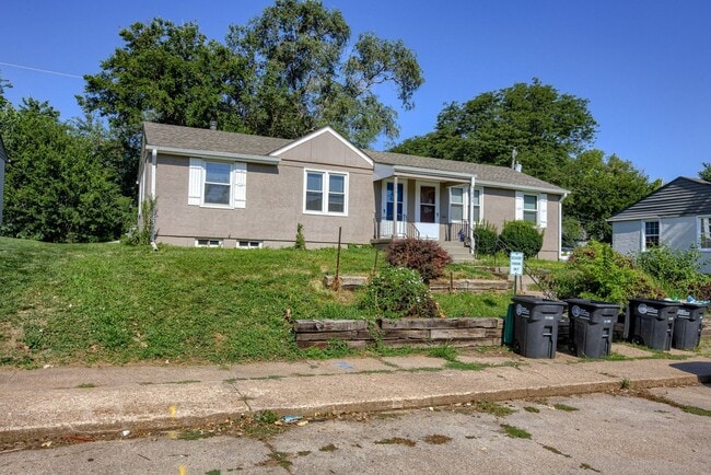 Building Photo - 2 Bedroom Duplex!!