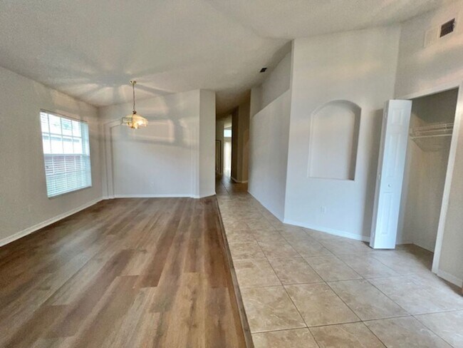 Foto del edificio - WELCOME HOME! MOVE IN NOW! Spacious 3 Bedr...