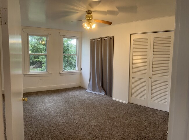 Building Photo - 404 7th Ave