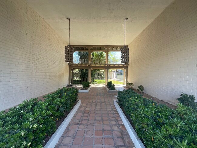 Foto del edificio - Monterrey East & Vista Sierra Apartments