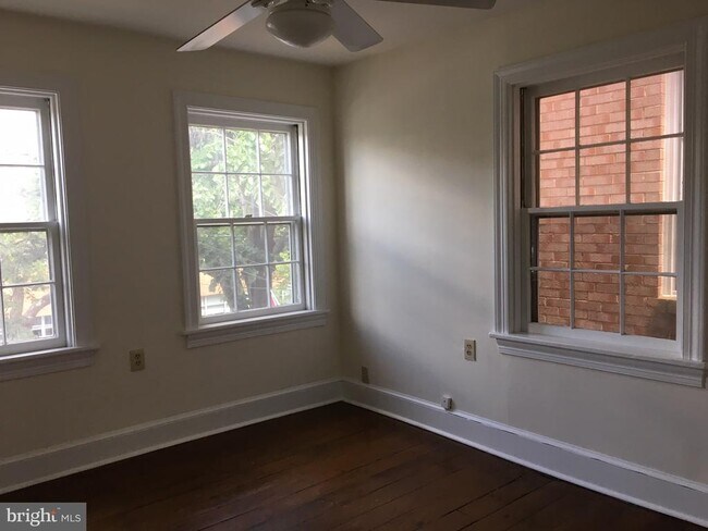 Building Photo - 518 Gibbon St