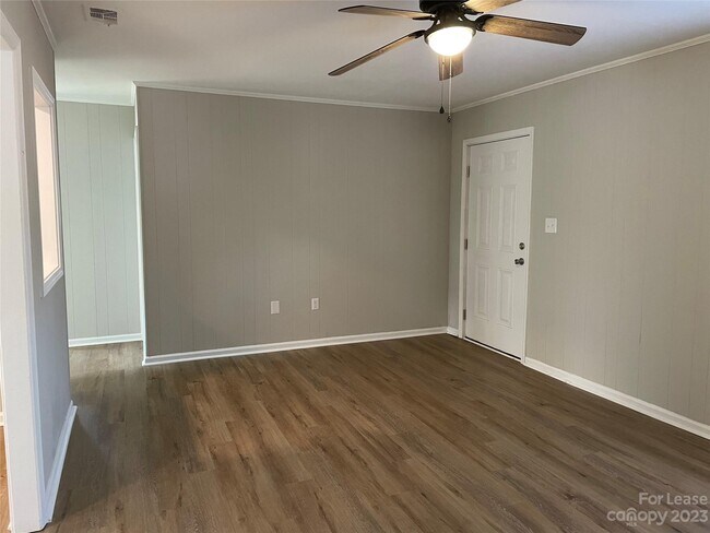 Building Photo - 2118 Moline Dr