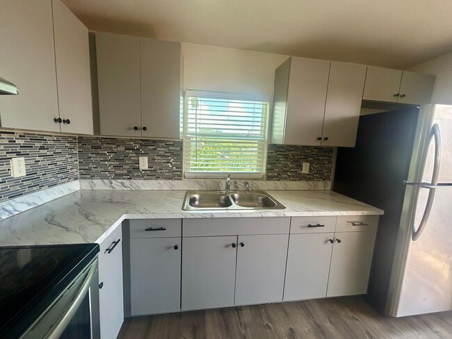 Building Photo - 2 Bedroom, 1 Bathroom Home!
