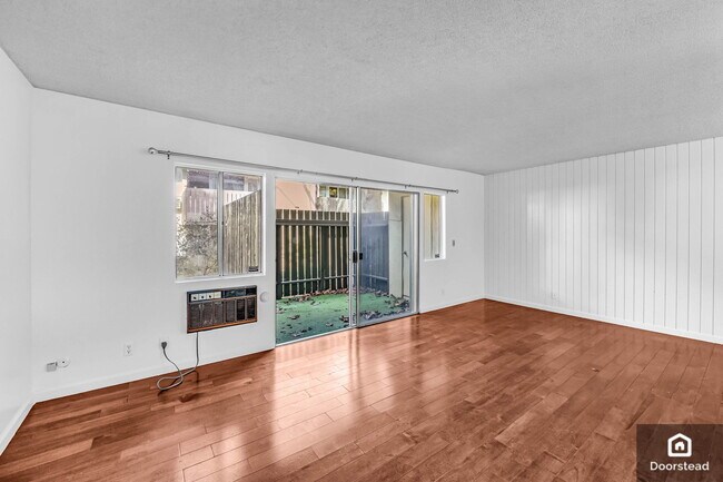 Foto del edificio - 4826 Hollow Corner Rd
