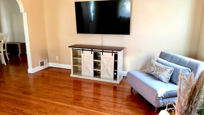 Televisor de 65” con barra de sonido y aparador - 1350 Curson S Ave