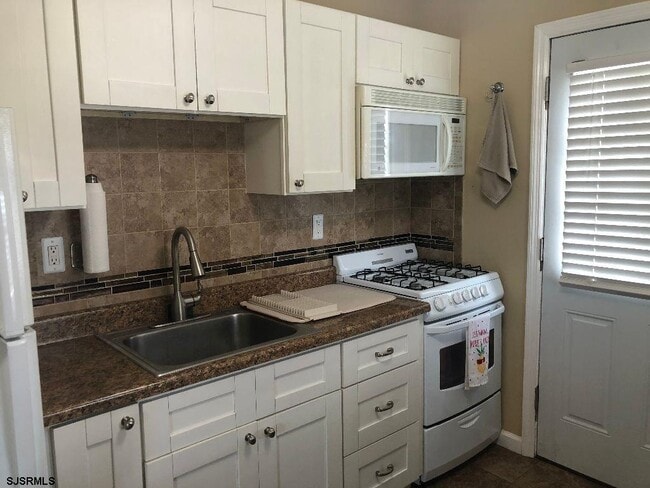 Building Photo - 200 3rd St S