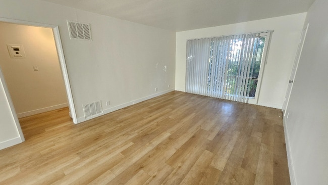 Building Photo - 638 N W Knoll Dr