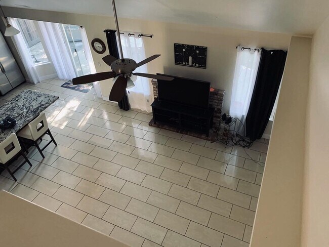 Foto del edificio - Spacious 5 Bedroom Home