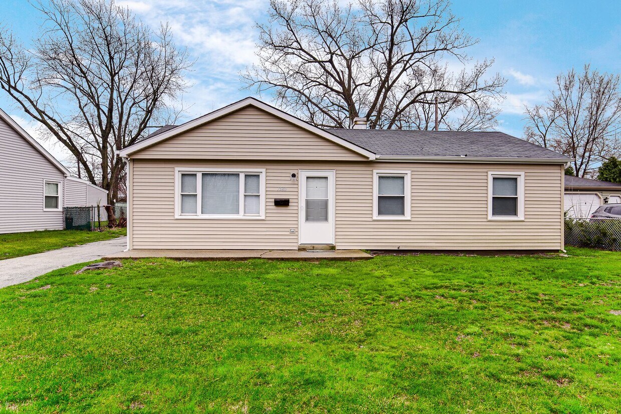 Primary Photo - 3 Bedroom 1 Bathroom House for Rent!