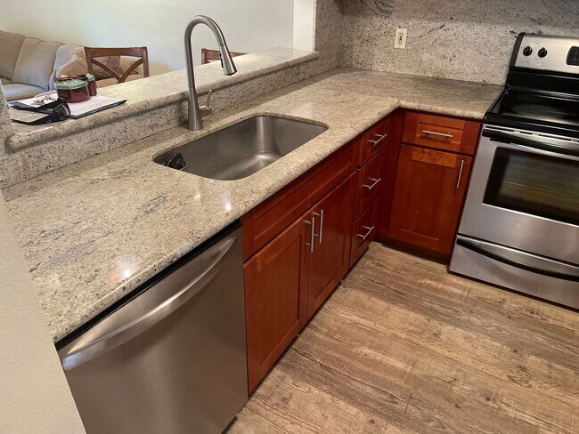 Building Photo - BEAUTIFUL FURNISHED 2bed/2Bath KIHEI SHORE...