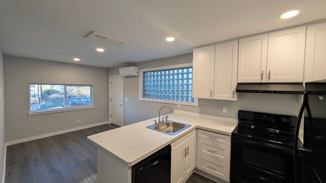 Cocina en sala de estar - 2378 E 15th Ave