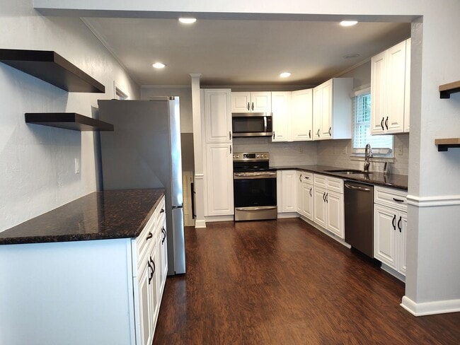 Building Photo - Charming split level home located in the Mcclintock Woods Community in Charlotte!