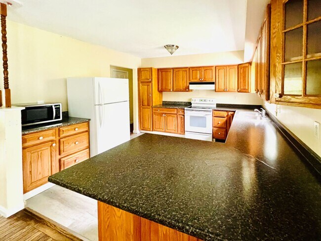 Foto del edificio - Spacious 5-Bedroom, 1.75 Bathroom Home in ...