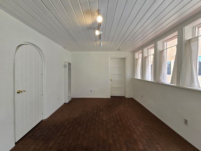 Building Photo - 808 Agua Fria St