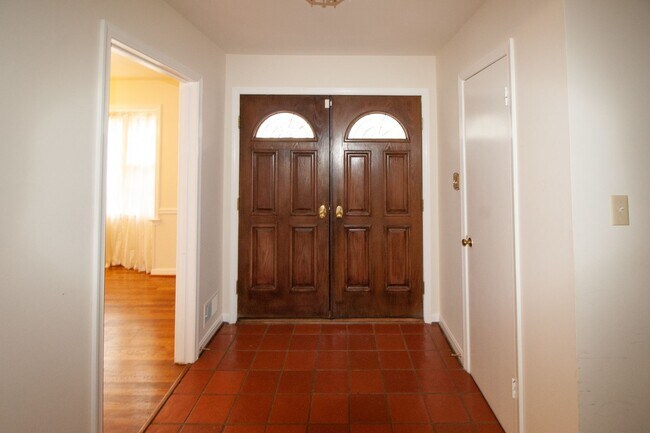 Building Photo - Fantastic 5Bd/3Bth Brick Home - Available ...