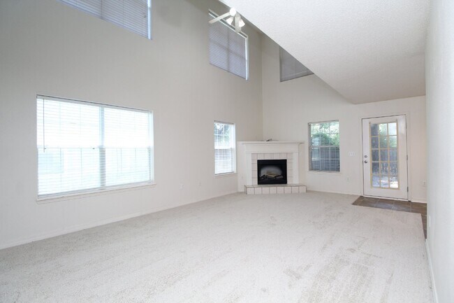 Foto del edificio - Modern 3-Bedroom Two-Story Home Featuring 2-Car Garage, Open Great Room with Fireplace, Private P...