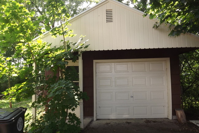 Building Photo - Updated 2 Bedroom Ranch Home!