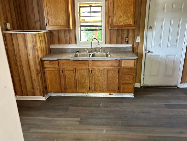 Building Photo - 2 Bedroom 1 Bath Home Available in High Po...