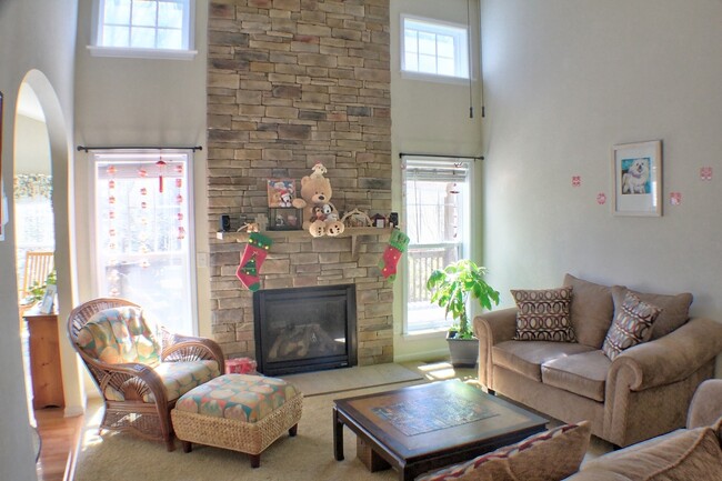 Building Photo - Spacious and sunny 4 bedroom with bonus ro...