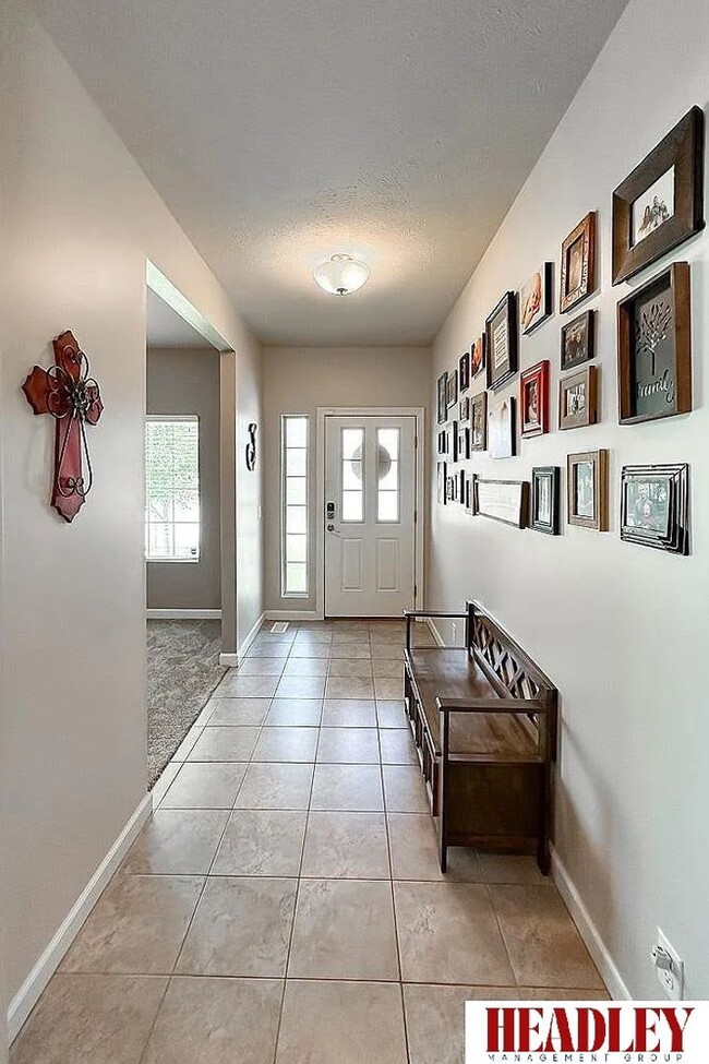 Building Photo - Bellevue 2-story with upgrades inside and ...