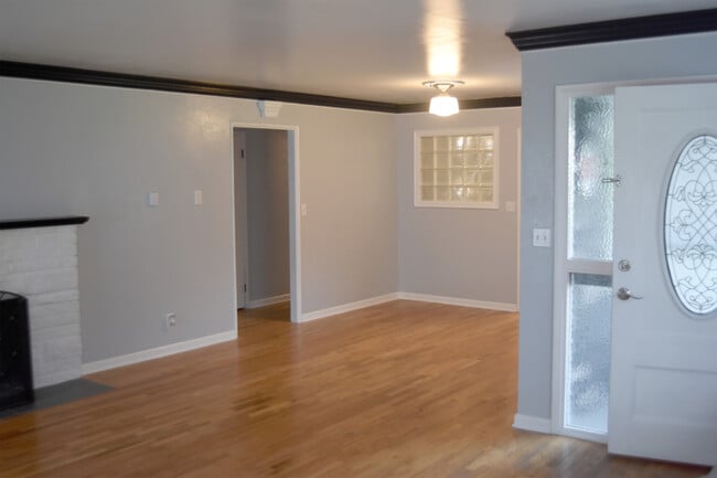 Foto del edificio - Charming Updated 1955 Rambler – 3 Bed, 2 B...