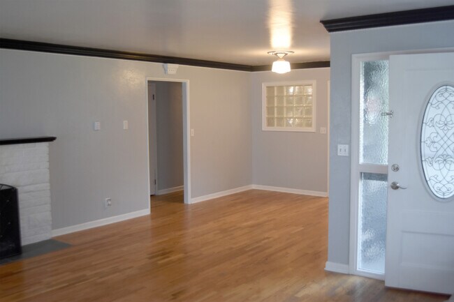 Building Photo - Updated 3 Bed 2 Bath Rambler with Bonus Room