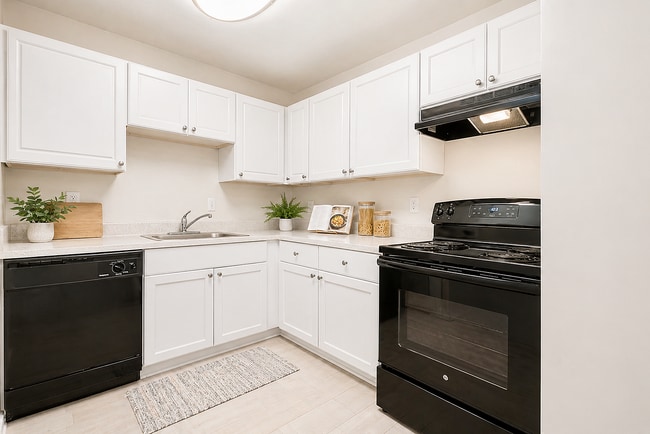 Kitchen - Turlington Oaks Apartments