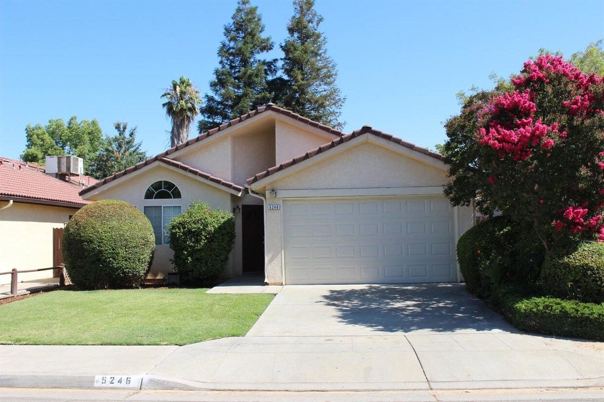 Foto principal - 5246 W Magill Ave