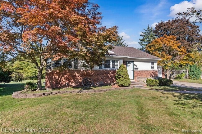 Building Photo - 25152 Fairway Dr