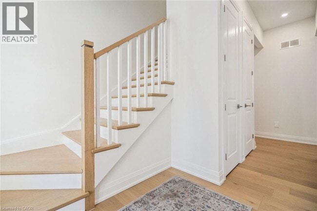 Photo du bâtiment - 8 Paxton Ave