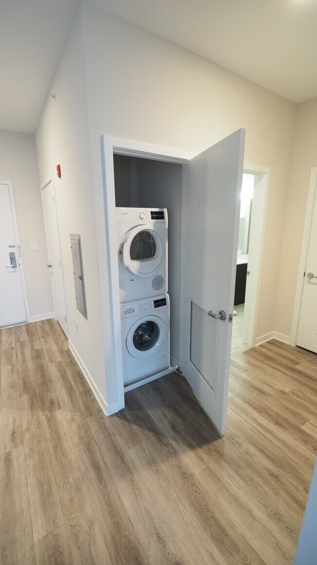 Lavadora y secadora Bosch completas - 40 E Cherry St