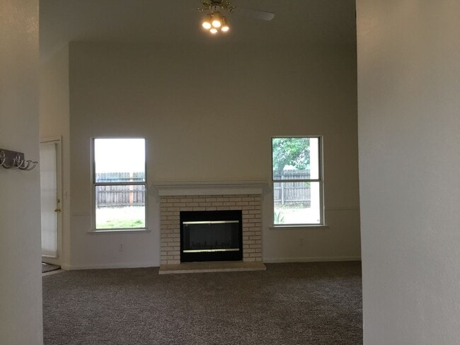 Building Photo - 2157 E Oak Haven Dr